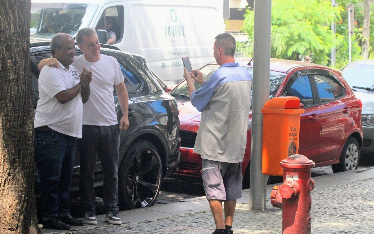 Luciano Huck posa para fotos com f&atilde;s