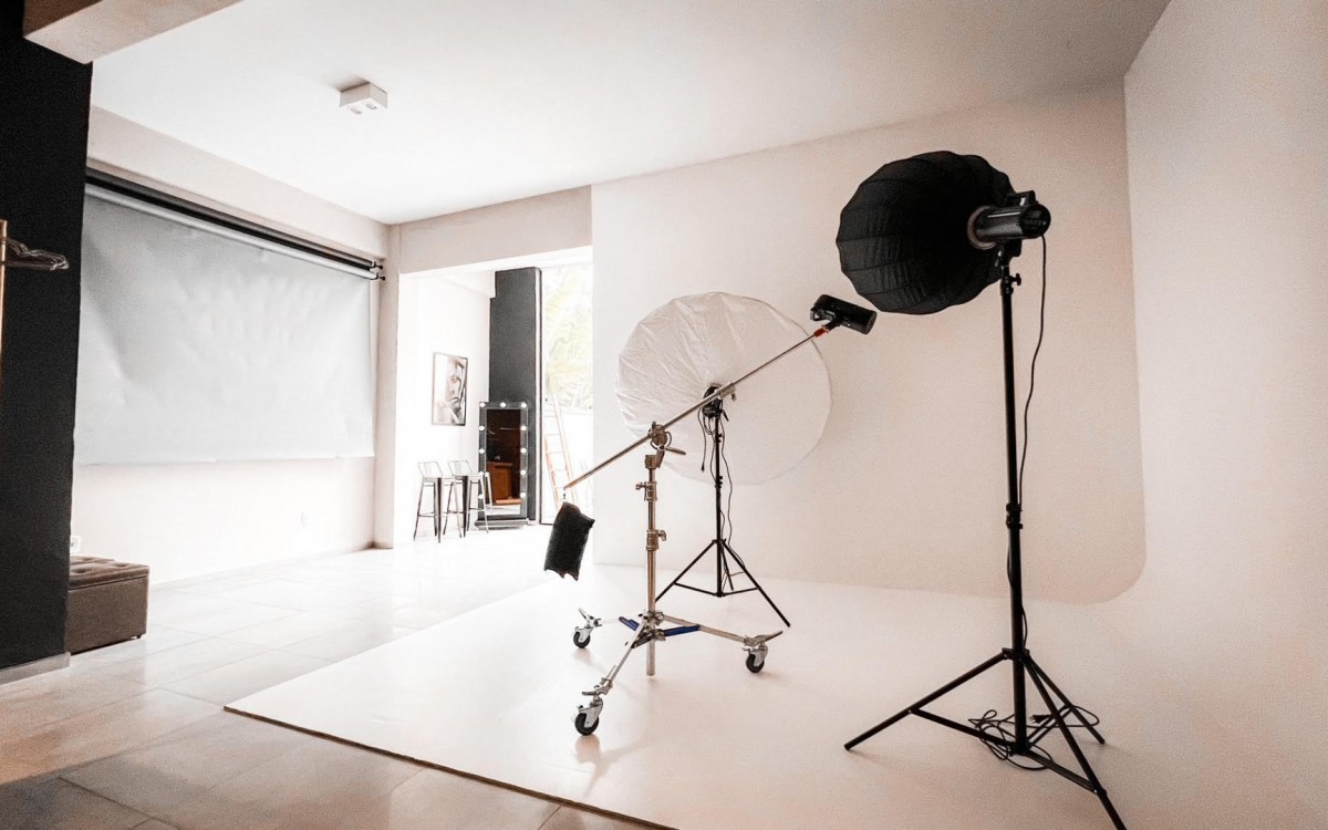 O est&uacute;dio oferece trabalhos com ensaios femininos, p&uacute;blico teen, fotos corporativas e reposicionamento de imagem na internet