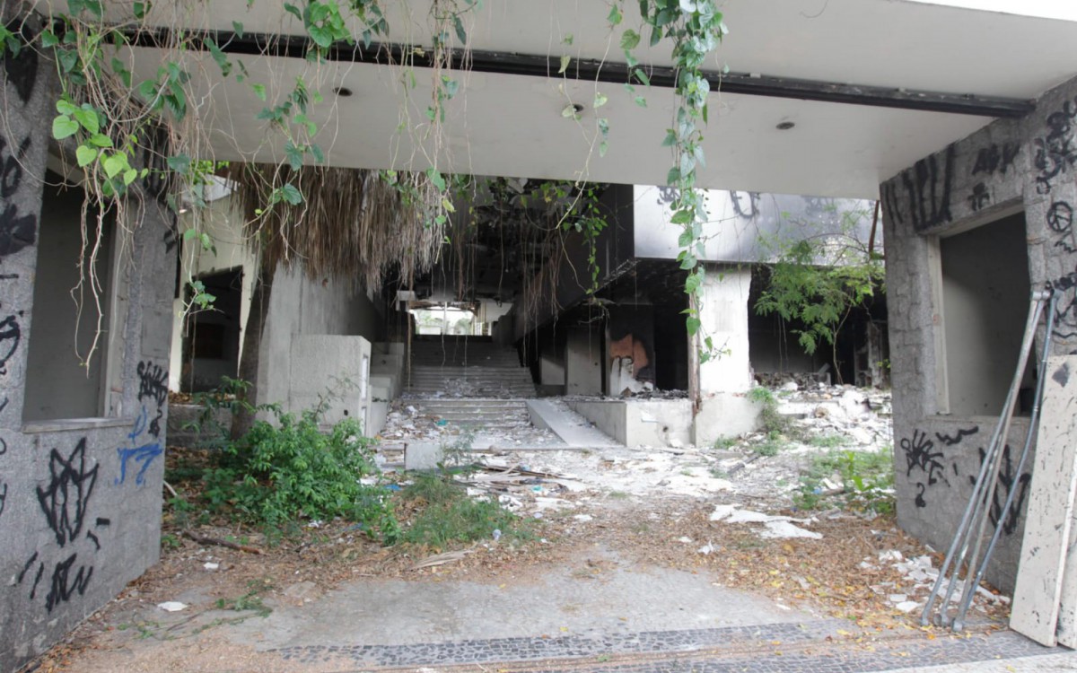 Desde que foi abandonado em 2014, terreno da Universidade Gama Filho vem sendo depredado