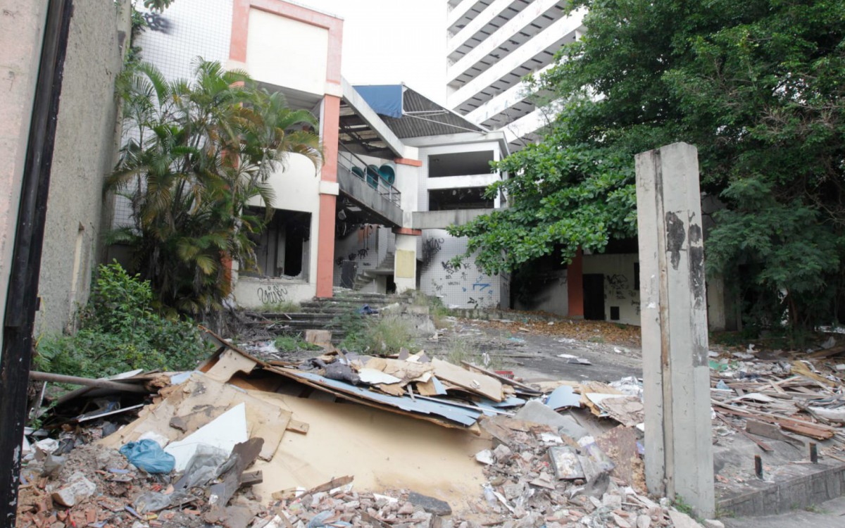 Entulho se acumula em diversos pontos da Universidade Gama Filho