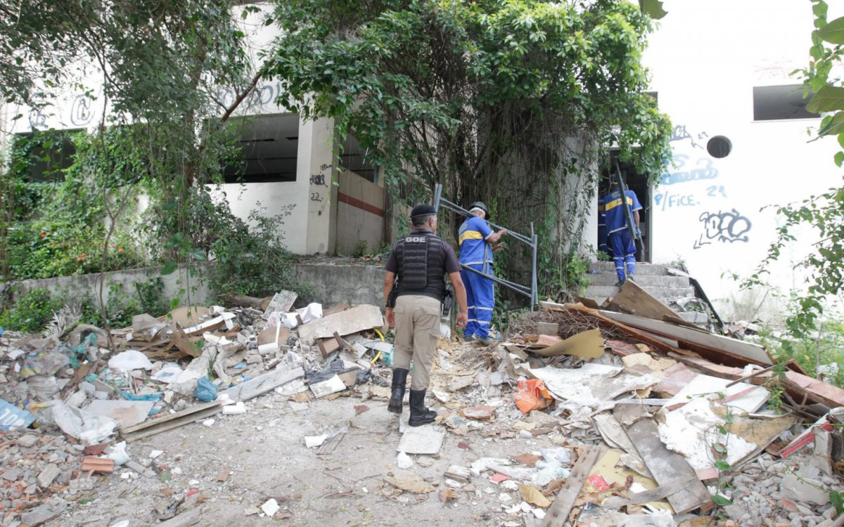Na entrada da faculdade de medicina da Universidade Gama Filho, entulho estava acumulado