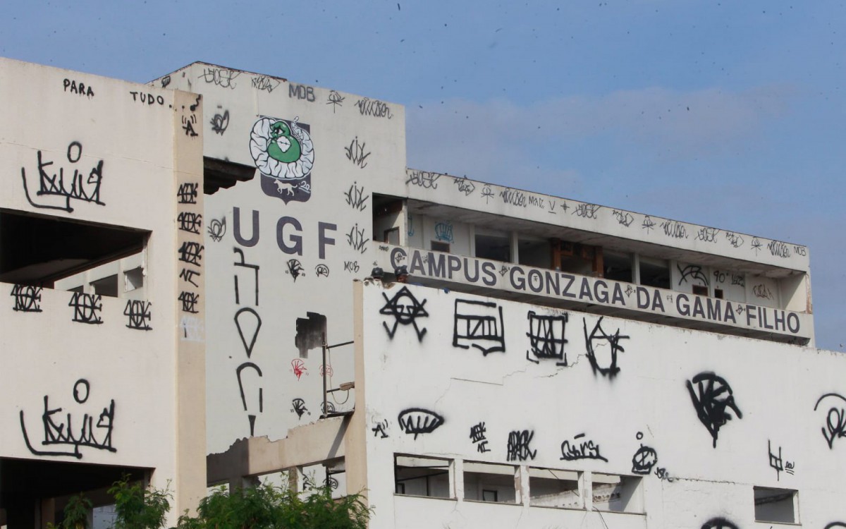 Fachada da Universidade Gama Filho foi tomada por picha&ccedil;&otilde;es
