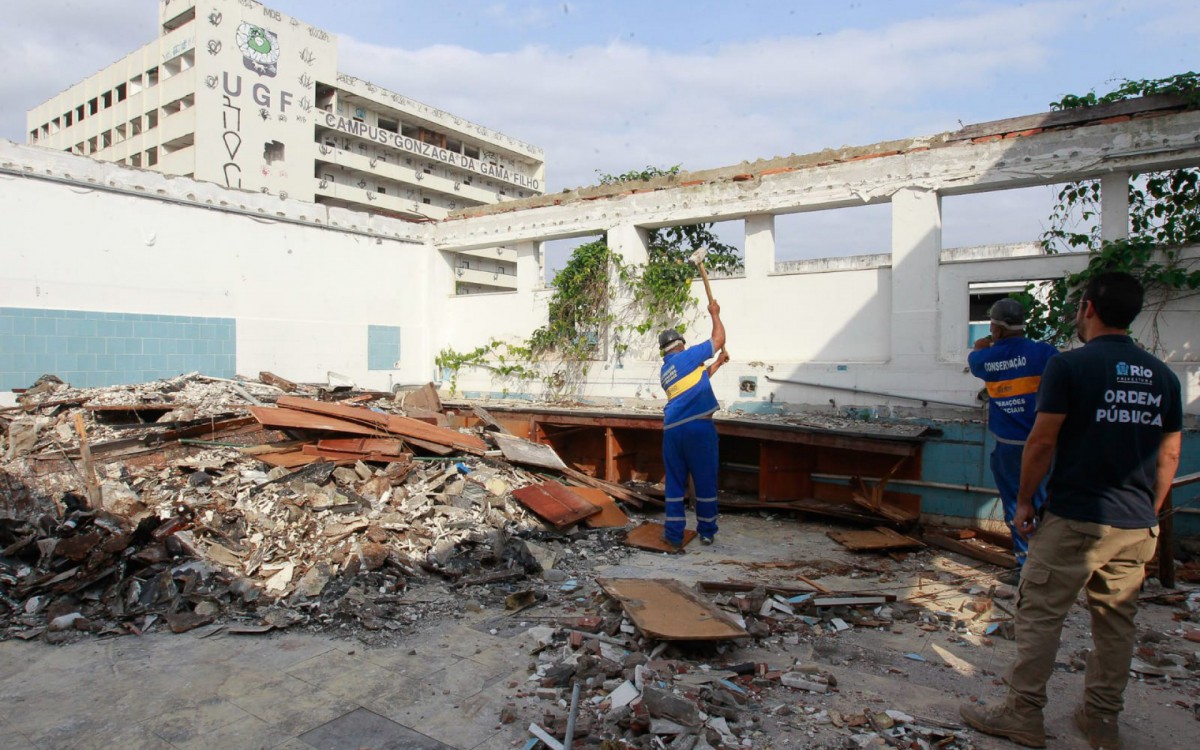 Demoli&ccedil;&atilde;o come&ccedil;ou pelo im&oacute;vel da universidade onde ficava a faculdade de medicina 