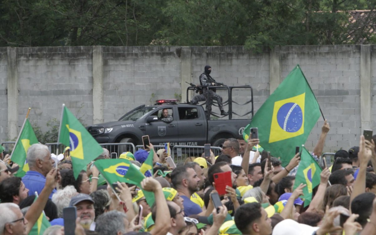  Jair Bolsonaro reúne uma multidão de apoiadores em comício realizado no bairro Alcântara, em São Gonçalo - Marcos Porto/Agência O DIA