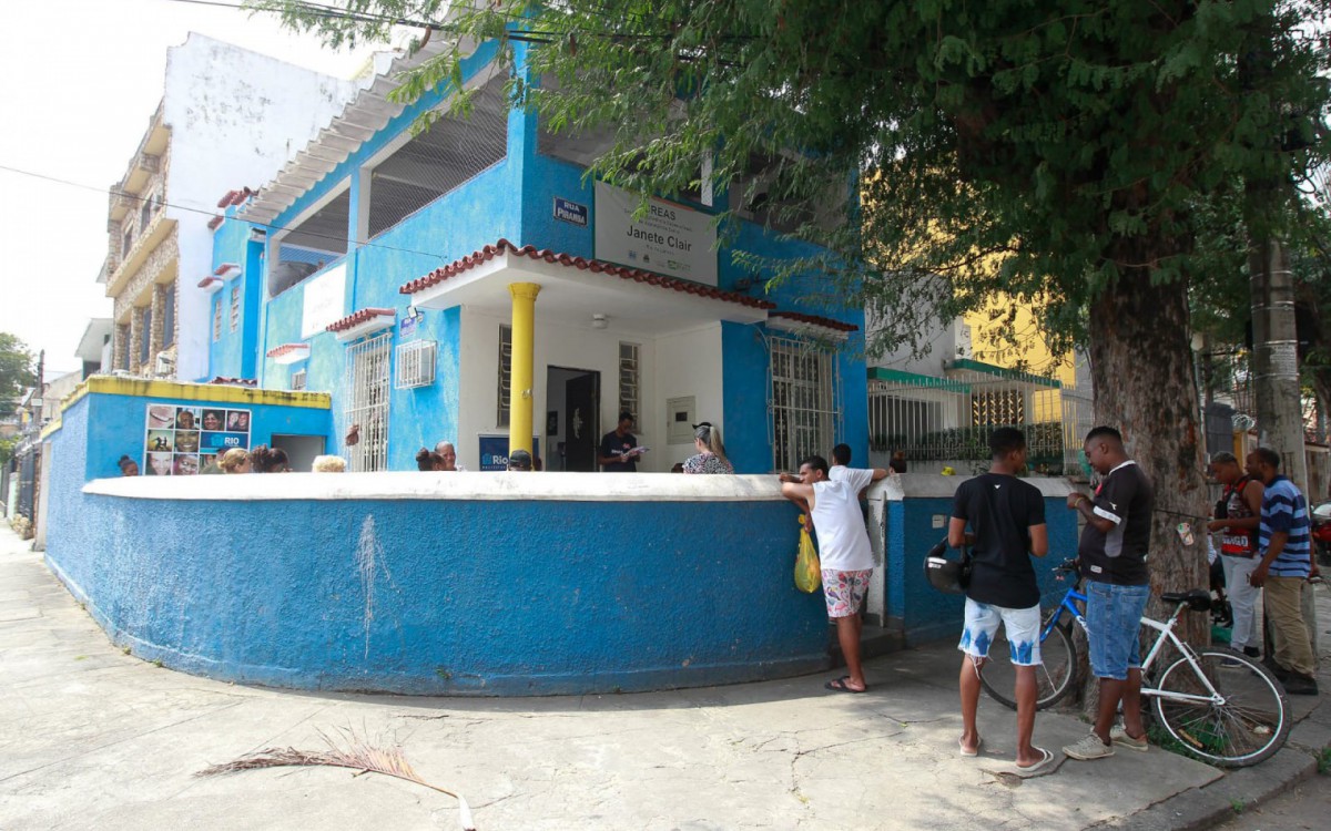 Filas s&atilde;o registradas na manh&atilde; desta ter&ccedil;a-feira (18), no CREAS Janete Clair, no M&eacute;ier, bairro da Zona Norte