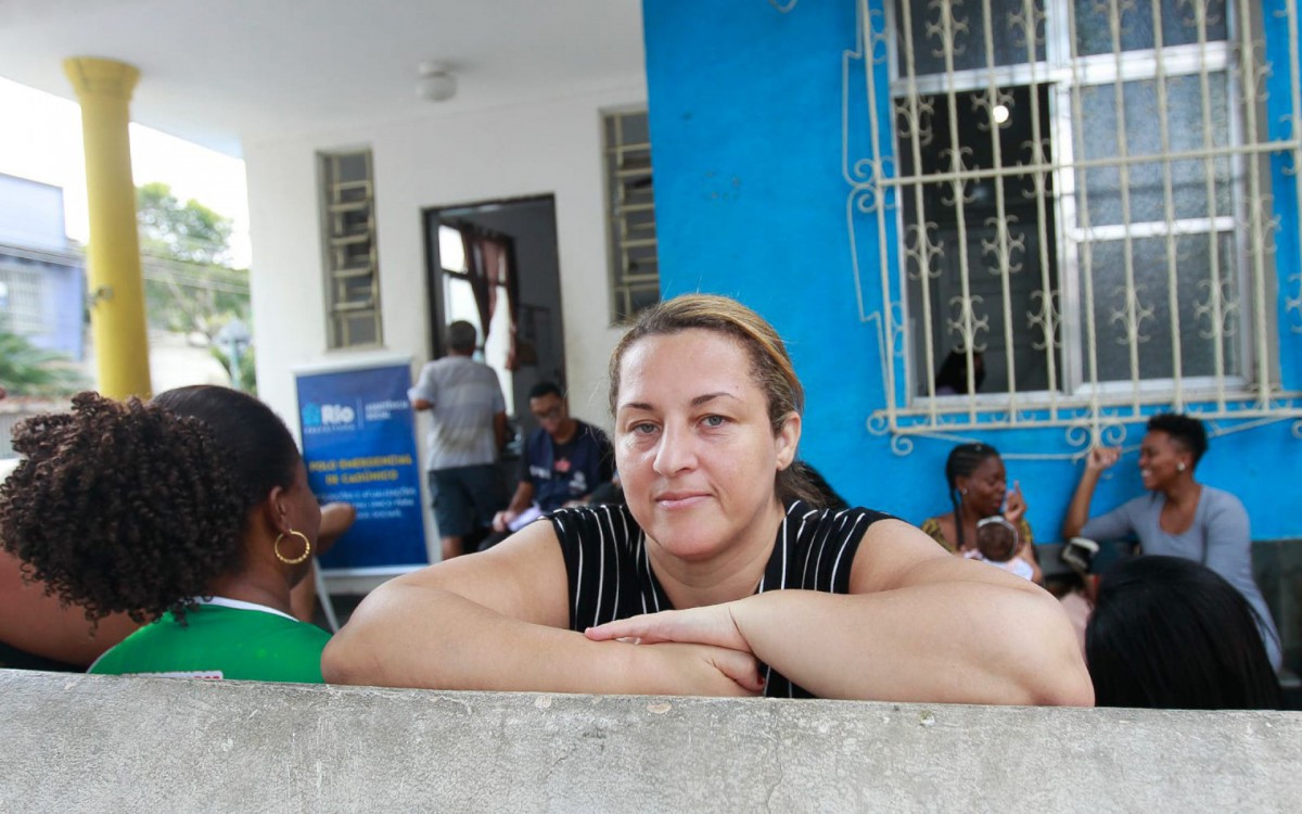 Simone Pereira de Ara&uacute;jo, de 50 anos, que est&aacute; desempregada e luta contra um c&acirc;ncer, tenta se cadastrar no Cad&Uacute;nico - Reginaldo Pimenta / Ag&ecirc;ncia O Dia