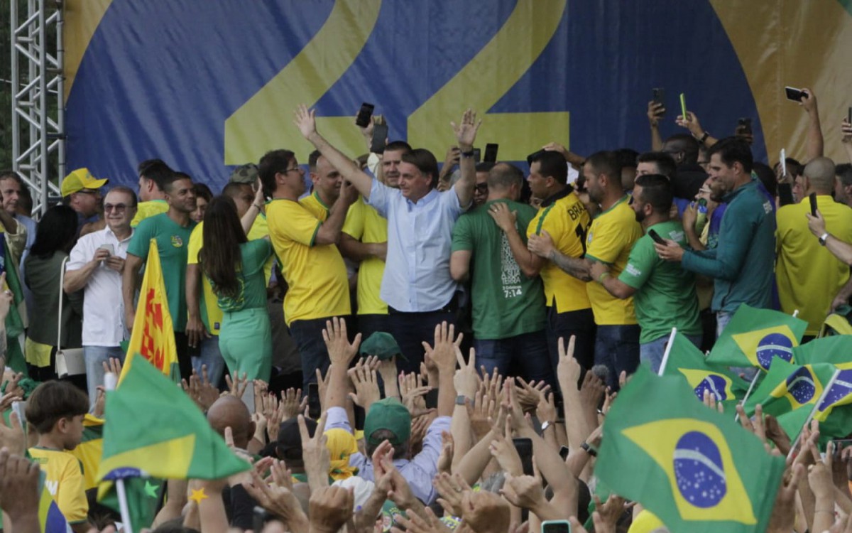  Jair Bolsonaro reúne uma multidão de apoiadores em comício realizado no bairro Alcântara, em São Gonçalo - Marcos Porto/Agência O DIA