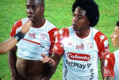 Jogador mostra pênis para árbitro durante partida de primeira divisão