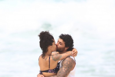 Aline Campos e Jesus Luz trocam beijos em praia do Rio