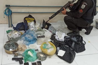 Quatro pessoas são detidas com farta quantidade de drogas em Araruama