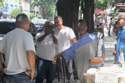 Luciano Huck posa para foto com fãs na Zona Sul do Rio