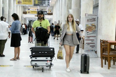 Aos 48 anos, Gabriel O Pensador surge ao lado da namorada de 21