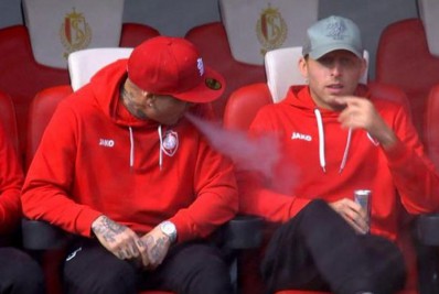 Clube suspende jogador por fumar no banco de reservas antes de jogo