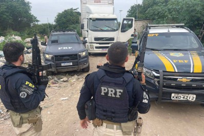 PRF recupera carga roubada e resgata motorista refém em Caxias