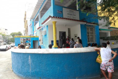 Polos do CadÚnico registram filas no primeiro dia de atendimento emergencial