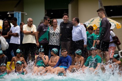 Thiago Pereira lança projeto social de natação em Volta Redonda