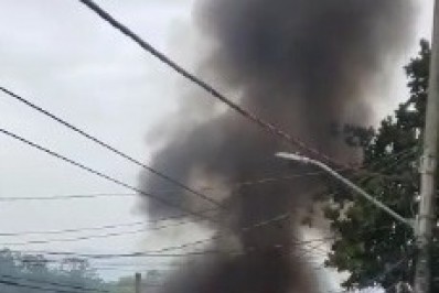Vídeo: Milicianos colocam fogo em carro próximo ao Complexo do Chapadão