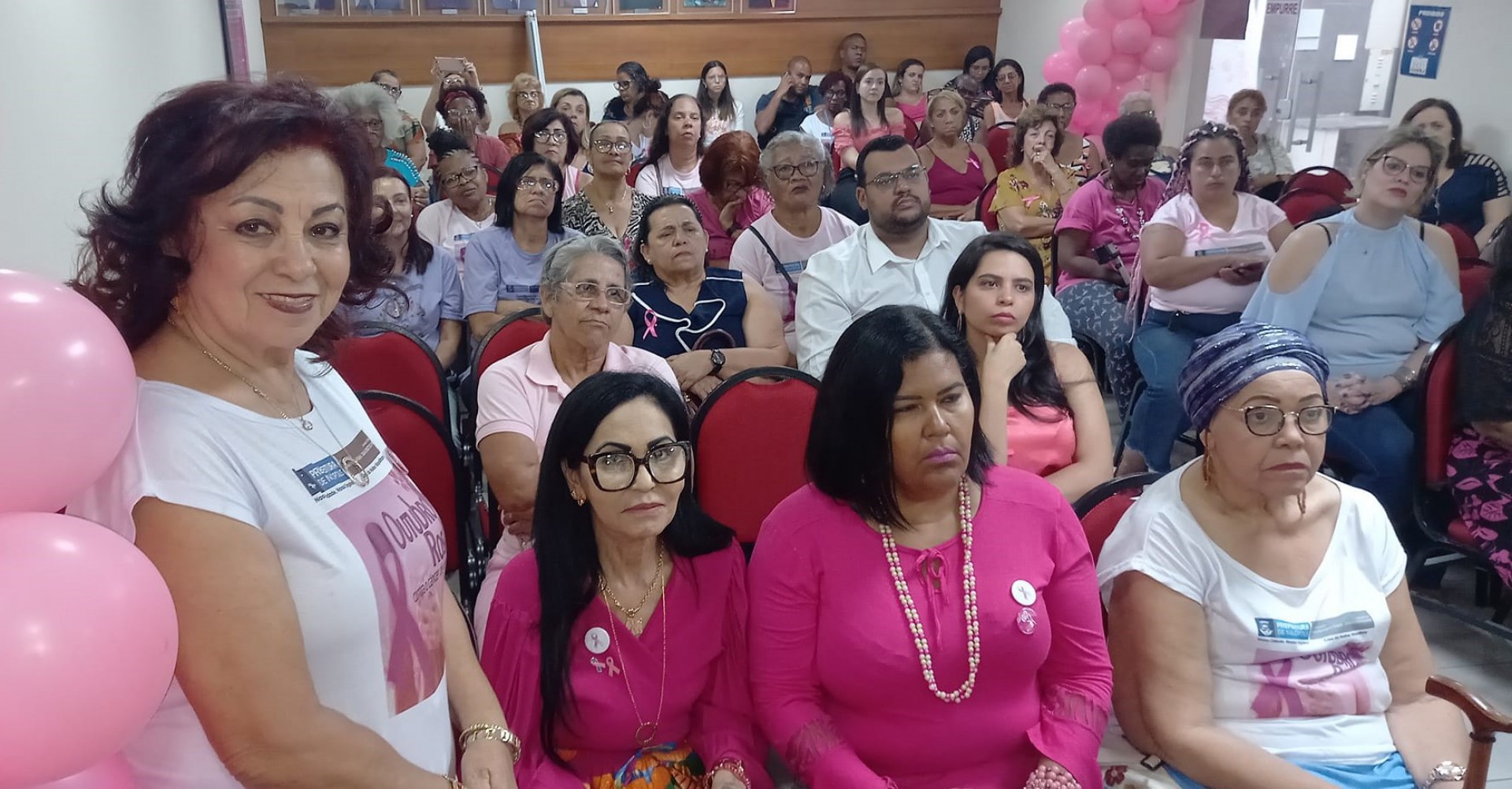 A Superintendente dos Direitos da Mulher, a professora Nilcéa Clara Cardoso (em pé) foi parceira no evento na OAB Nilópolis - Divulgação
