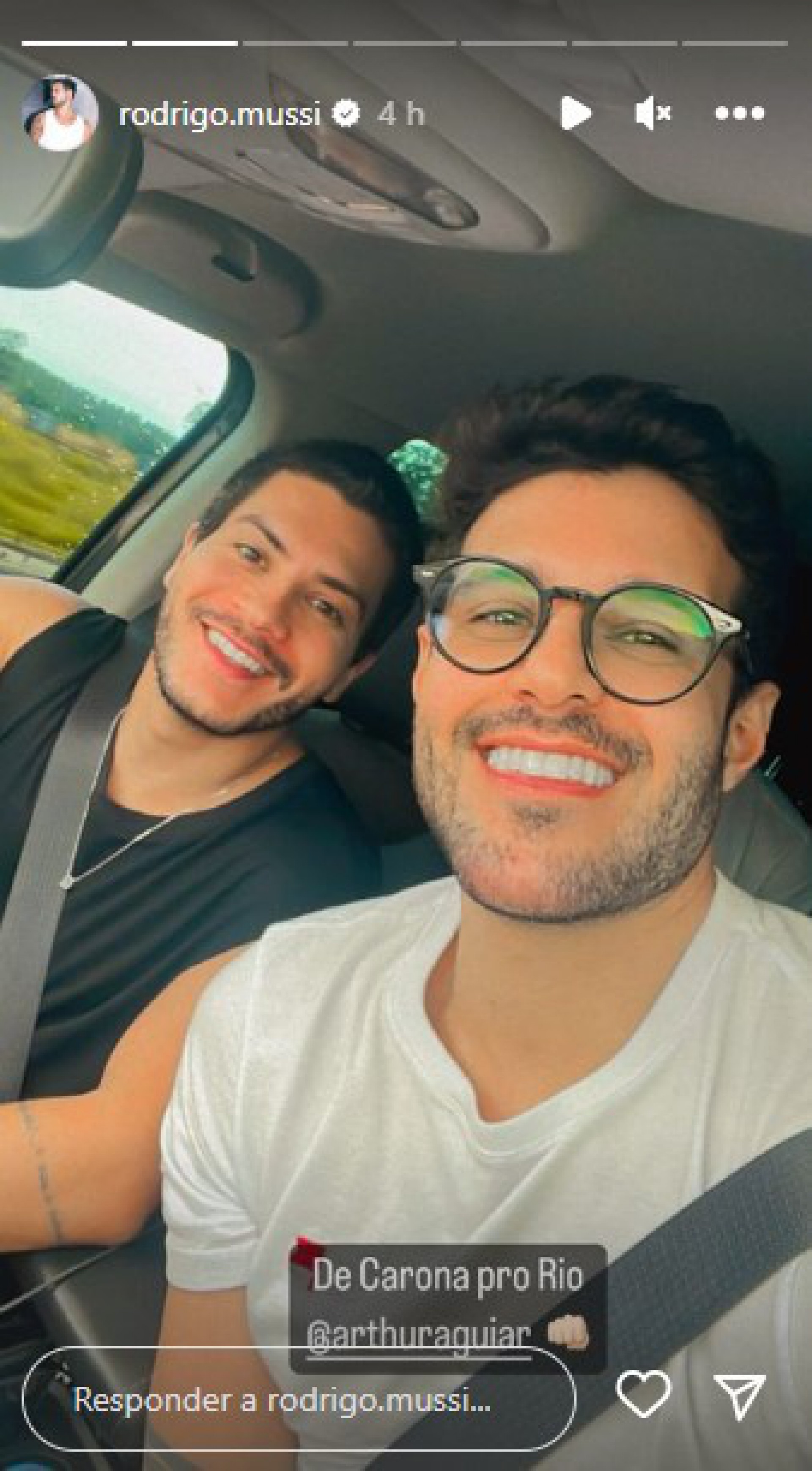 Arthur Aguiar da carona para Rodrigo Mussi para o Rio de Janeiro  - Reprodução Internet 