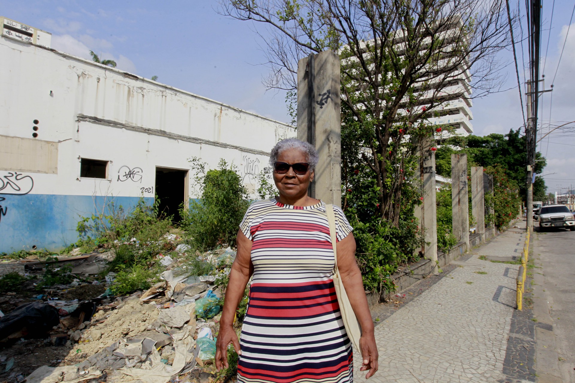 Demolição de prédio Universidade Gama Filho, nesta terça-feira (18). Na foto, Eliane de Fatima, 60 anos. - Reginaldo Pimenta / Agencia O Dia