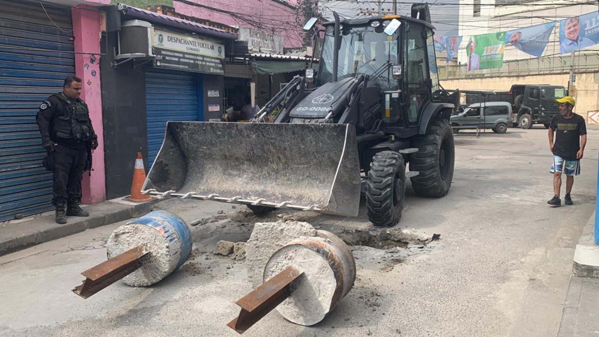 Polícia Militar retira barricadas de vias na Comunidade de Manguinhos, Zona Norte - Divulgação