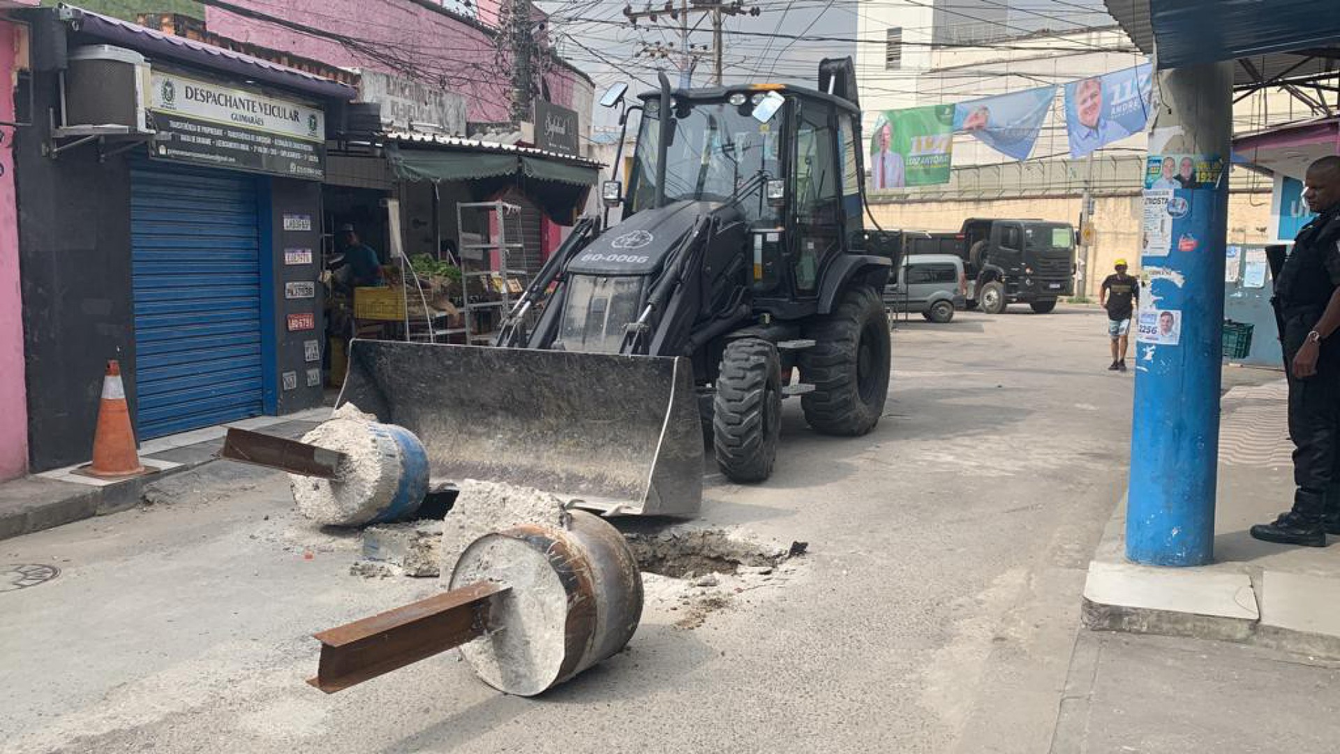 Polícia Militar retira barricadas de vias na Comunidade de Manguinhos, Zona Norte - Divulgação