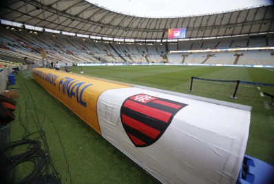 Torcedores do Corinthians sem ingressos tentam invadir Maracanã