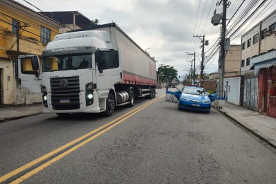 PM recupera carreta roubada com carga de bebidas na Zona Norte