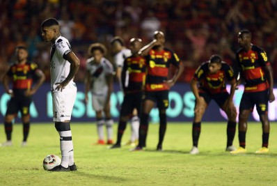 Sport x Vasco: após observação do assistente, VAR muda de opinião e recomenda revisão do pênalti
