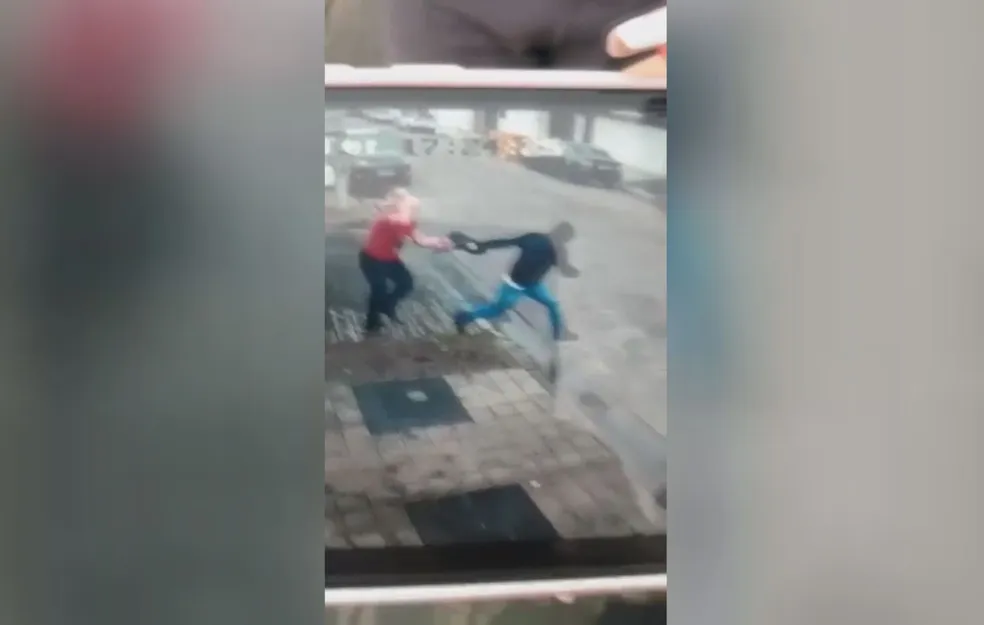 Mulher dá socos em ladrão em reação a assalto