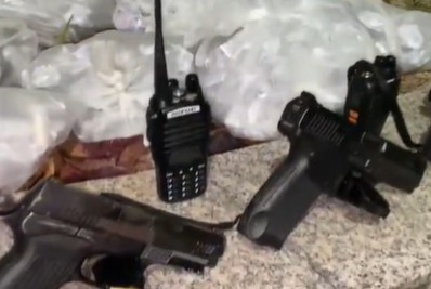 PM prende seis criminosos em ação com pistolas, granada e drogas apreendidas em Belford Roxo