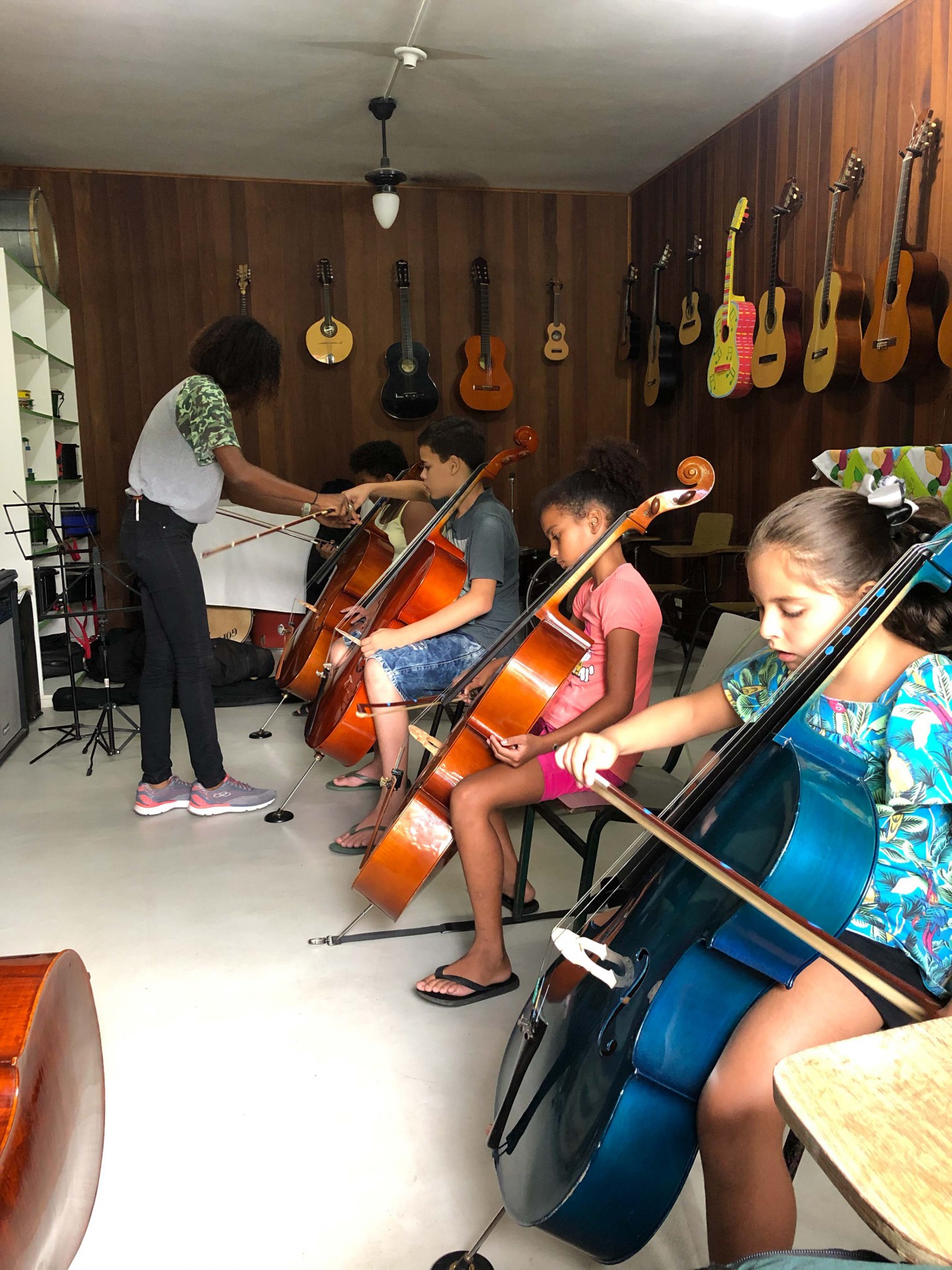 Crian&ccedil;as de 7 a 11 anos participam de aula de m&uacute;sica no projeto Viva Xer&eacute;m
