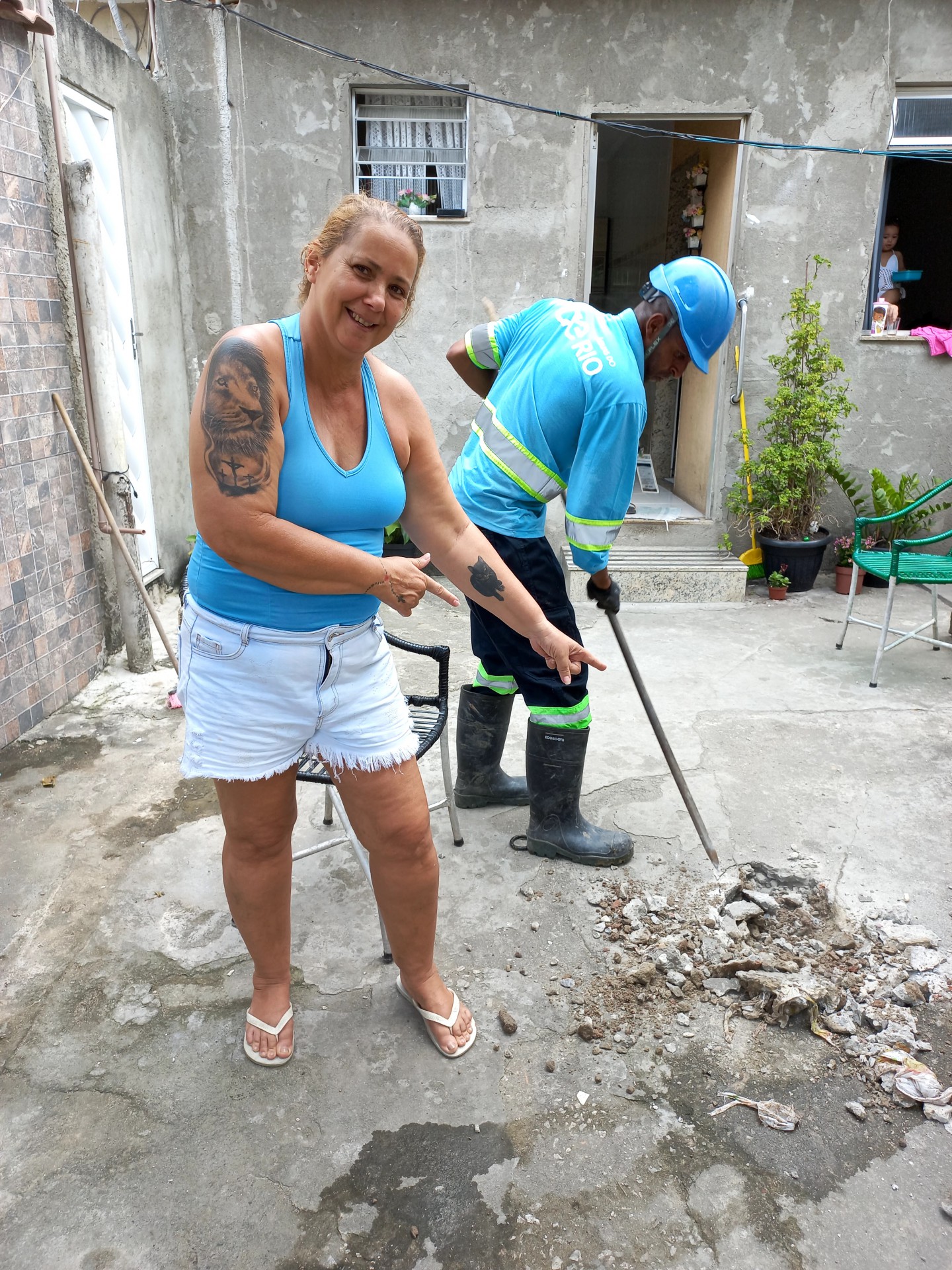 Andrea Gomes Barreto feliz com as obras da Águas do Rio na sua rua, após sete anos - Divulgação