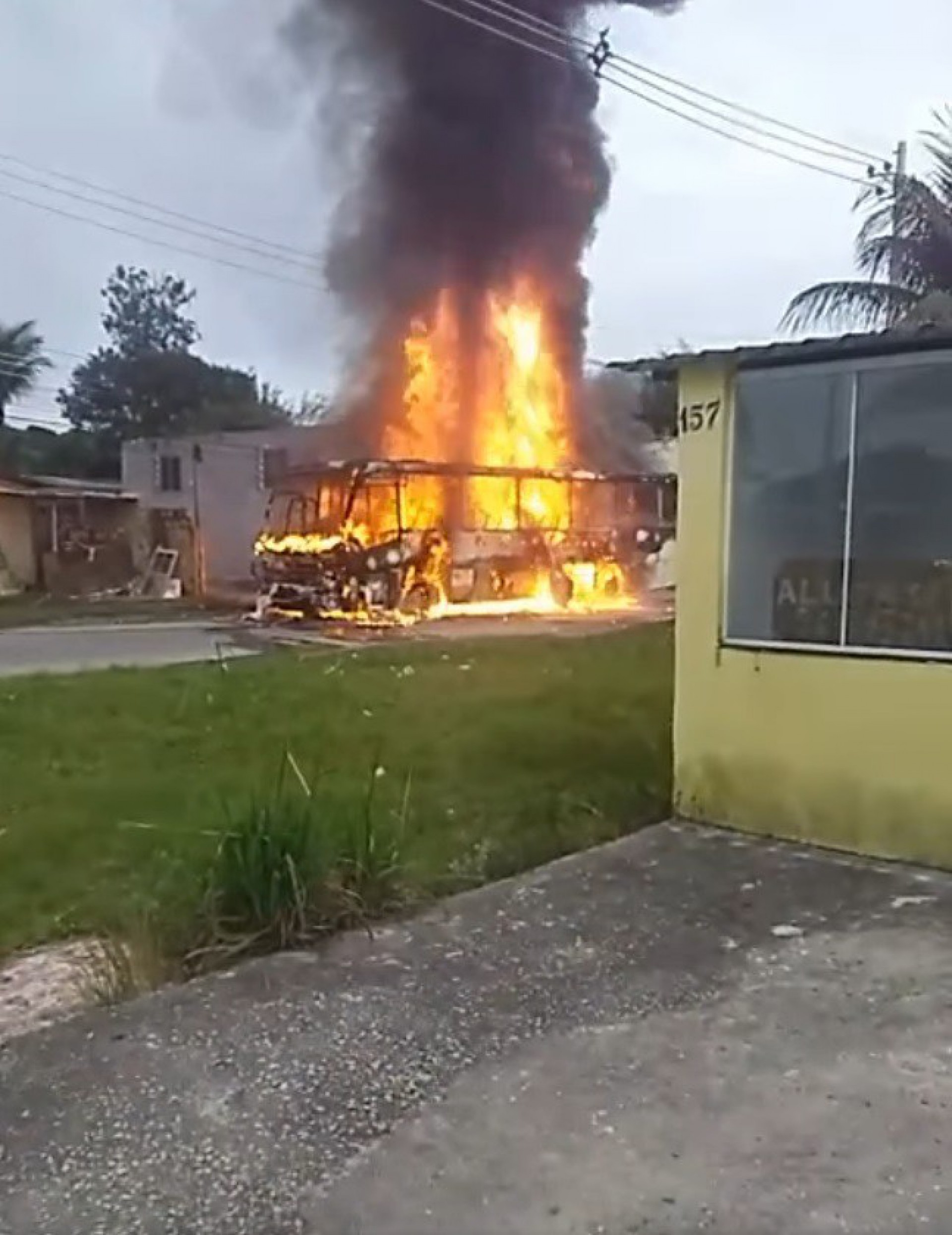 Criminosos teriam ateado fogo a dois coletivos e uma van em retalia&ccedil;&atilde;o &agrave; opera&ccedil;&atilde;o da PM na favela do Carv&atilde;o