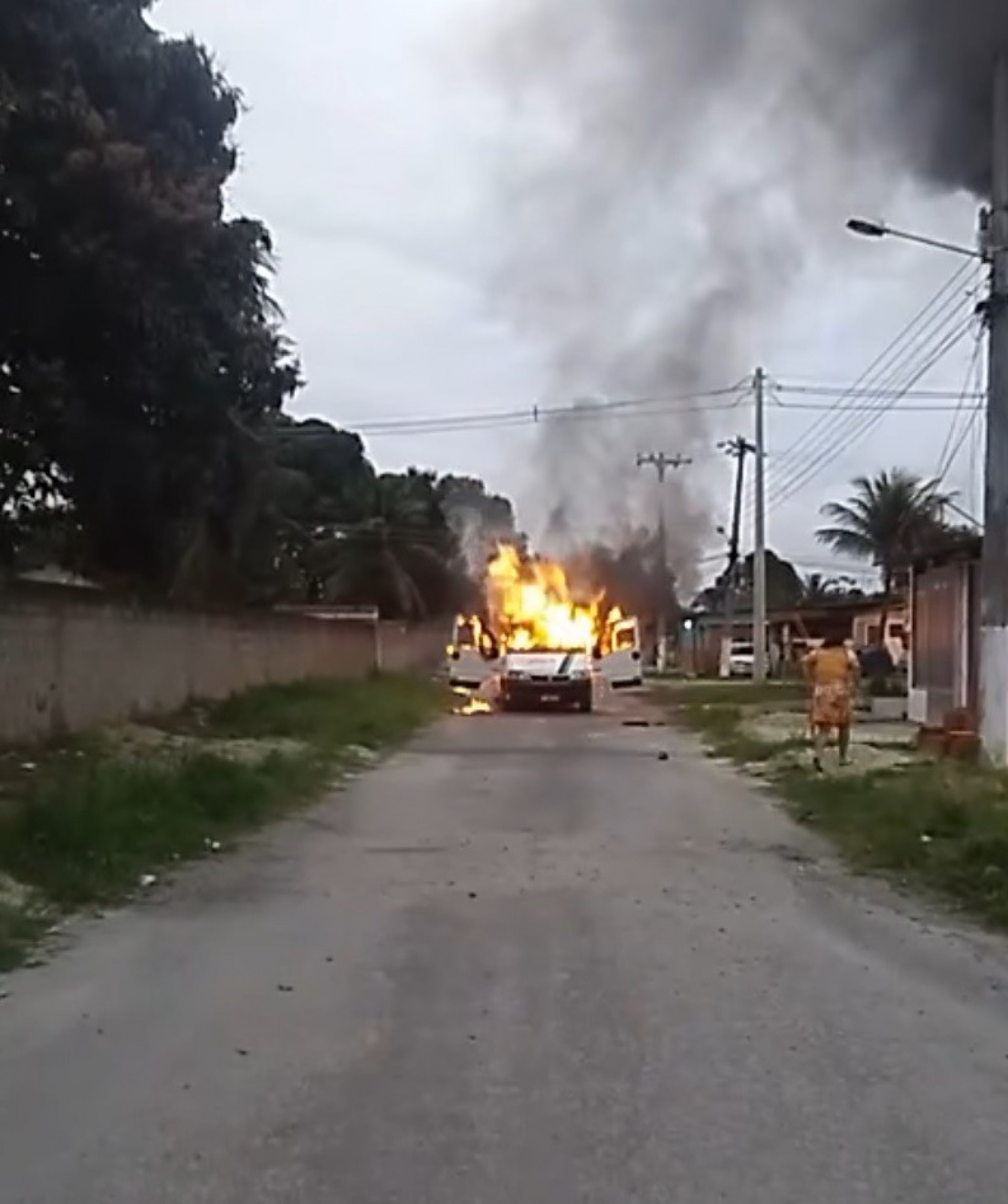 Criminosos teriam ateado fogo a dois coletivos e uma van em retalia&ccedil;&atilde;o &agrave; opera&ccedil;&atilde;o da PM na favela do Carv&atilde;o