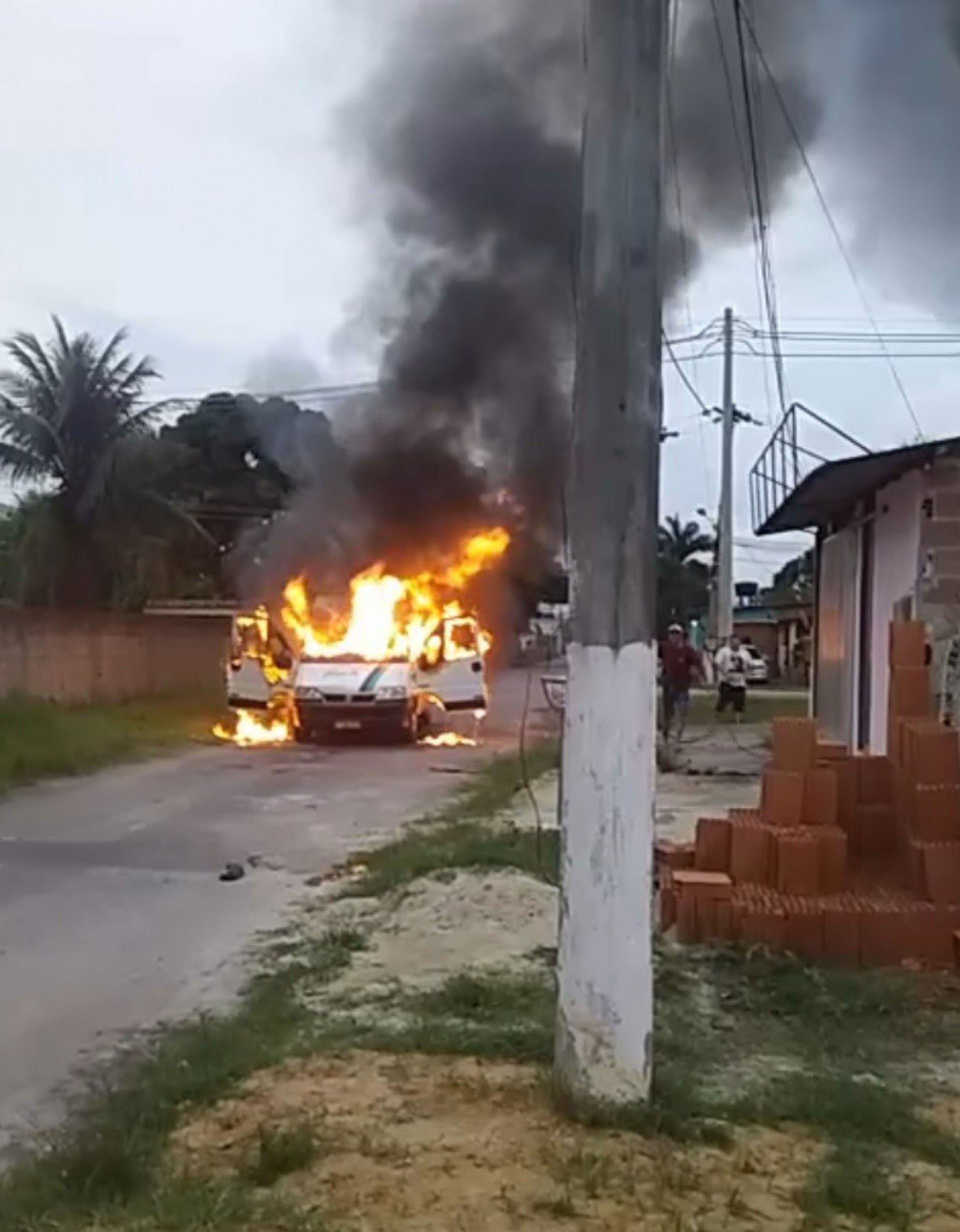 Criminosos teriam ateado fogo a dois coletivos e uma van em retalia&ccedil;&atilde;o &agrave; opera&ccedil;&atilde;o da PM na favela do Carv&atilde;o