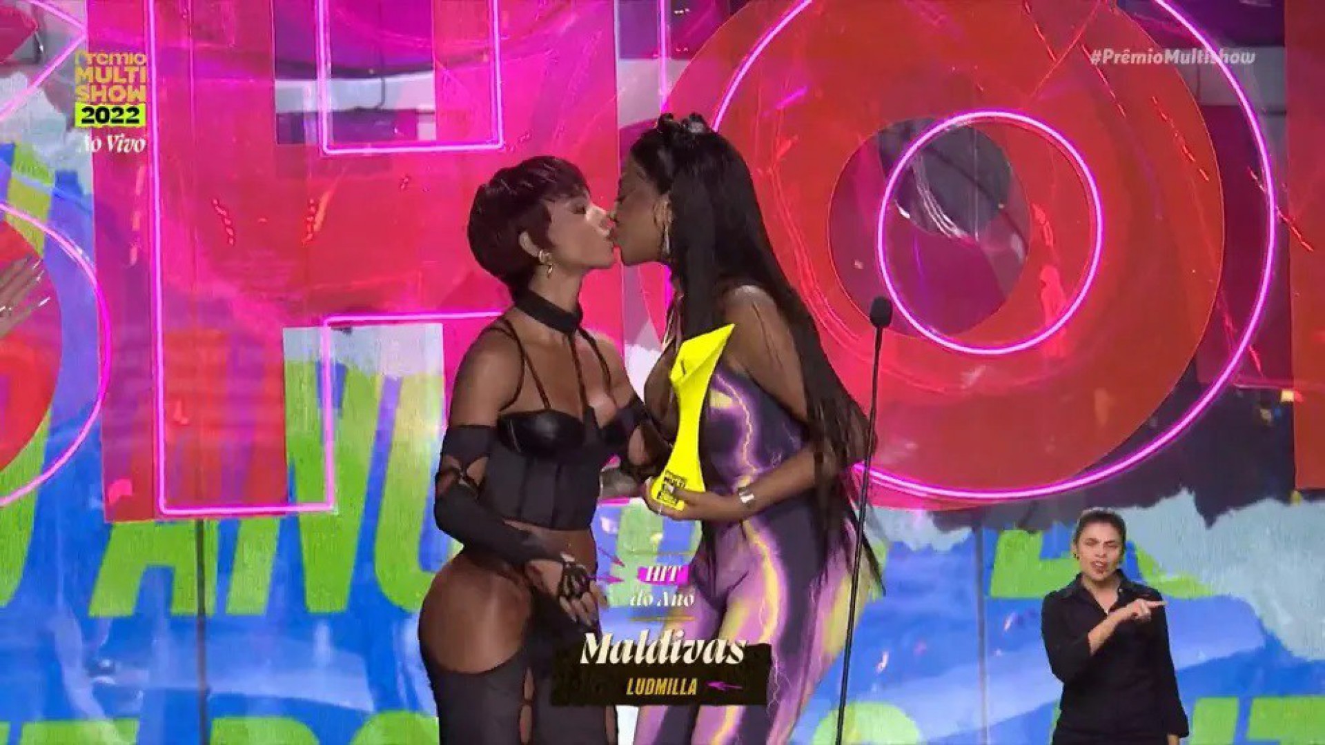 Ludmilla dá selinho na esposa Brunna Gonçalves após receber o troféu 'Hit do Ano' - Reprodução / Multishow 