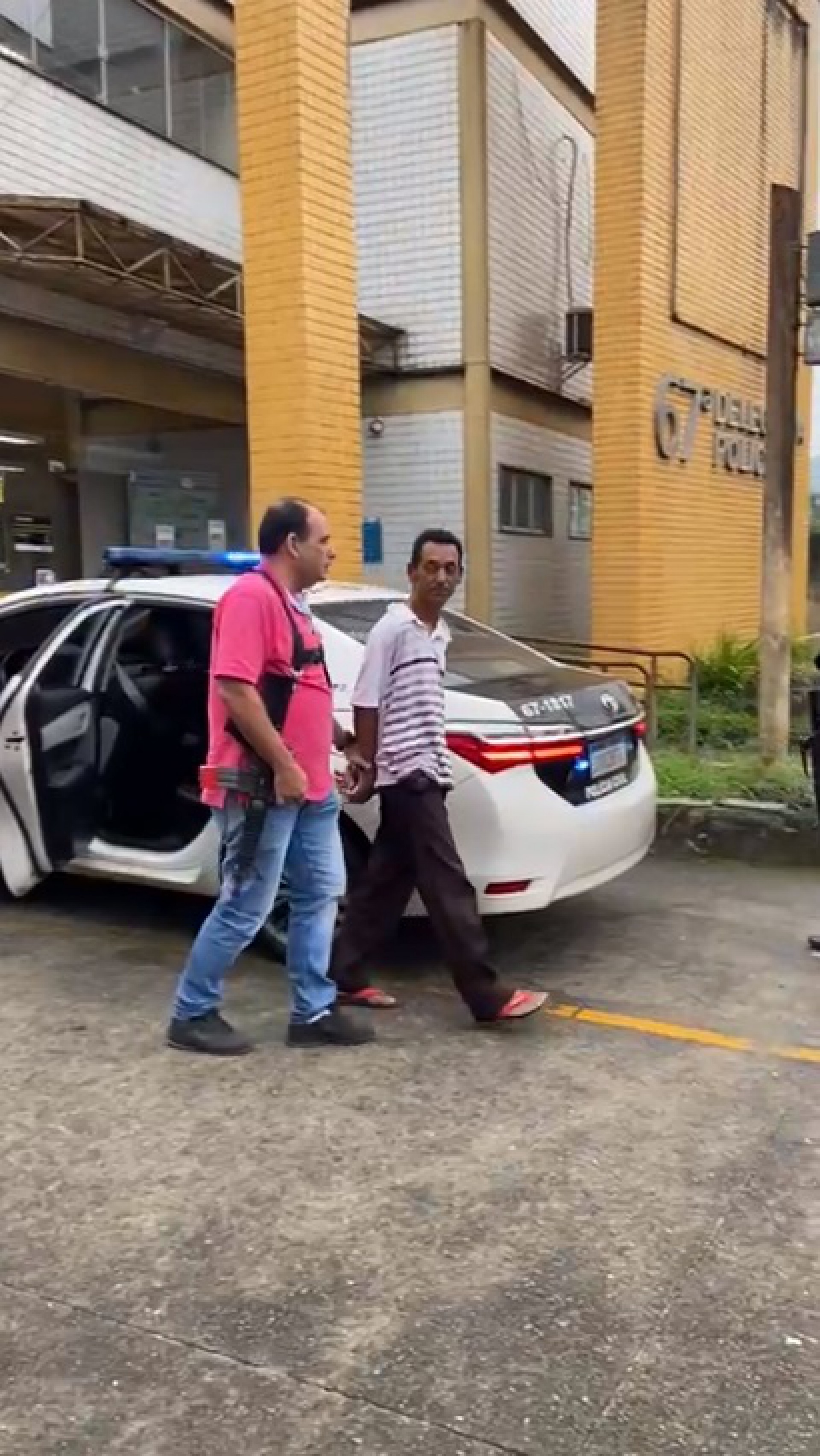 Momento em que o acusado chega a 67&ordf; DP, em Guapimirim