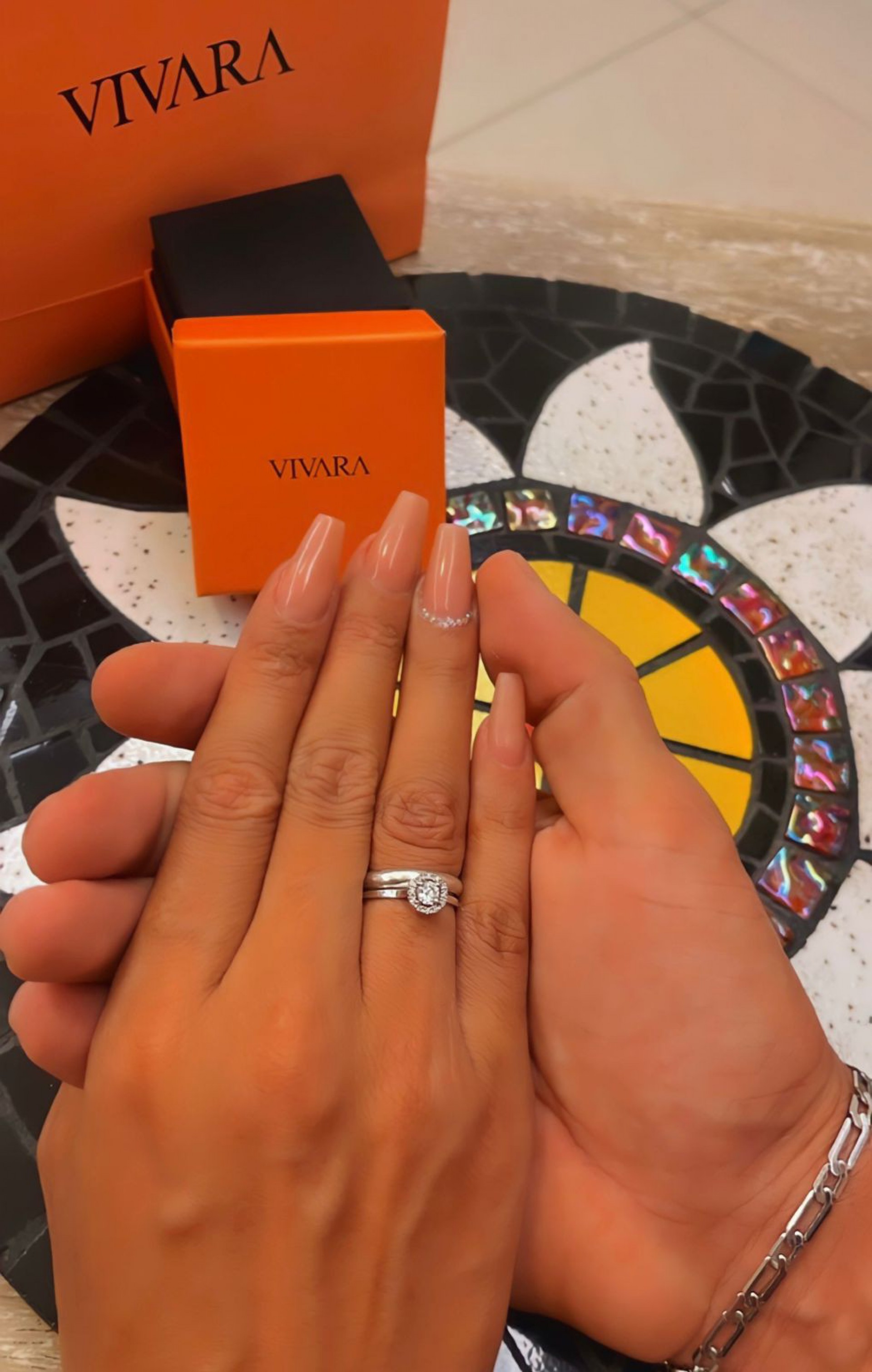 Jenny Miranda fica noiva após três meses de namoro  - Reprodução 