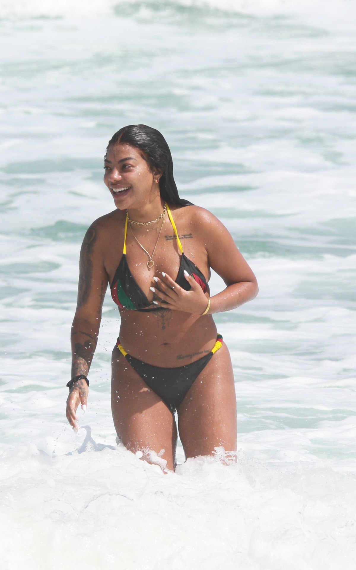 Ludmilla e Brunna Gon&ccedil;alves s&atilde;o clicadas na praia da Barra da Tijuca, na Zona Oeste do Rio