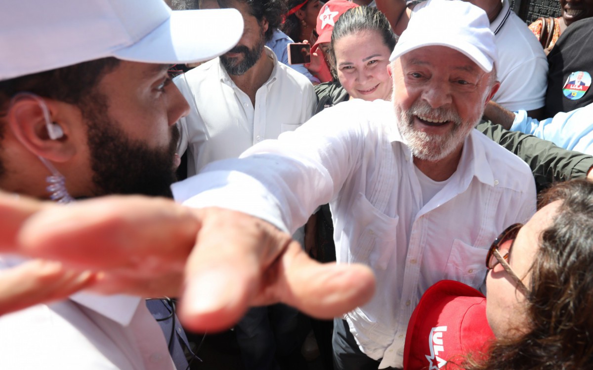 Ex presidente Luis Inácio Lula da Silva faz caminhada em campanha presidencial em São Gonçalo. - Pedro Ivo/ Agência O Dia