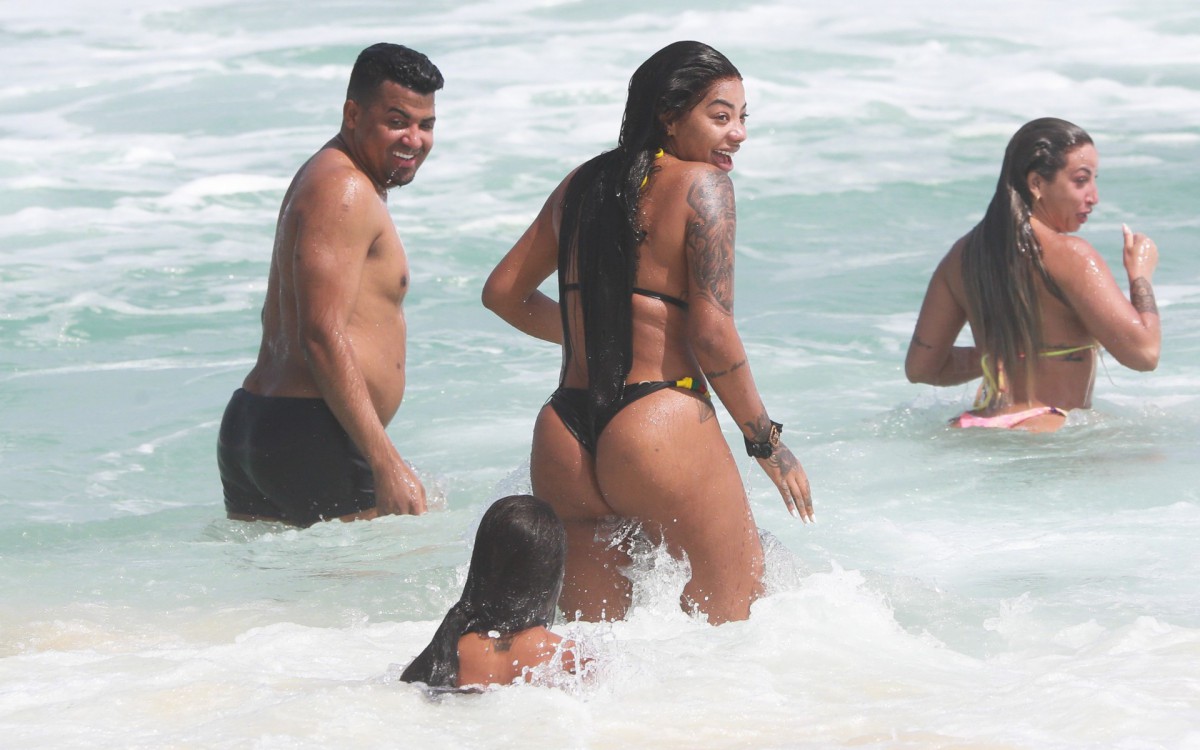 Ludmilla e Brunna Gon&ccedil;alves s&atilde;o clicadas na praia da Barra da Tijuca, na Zona Oeste do Rio