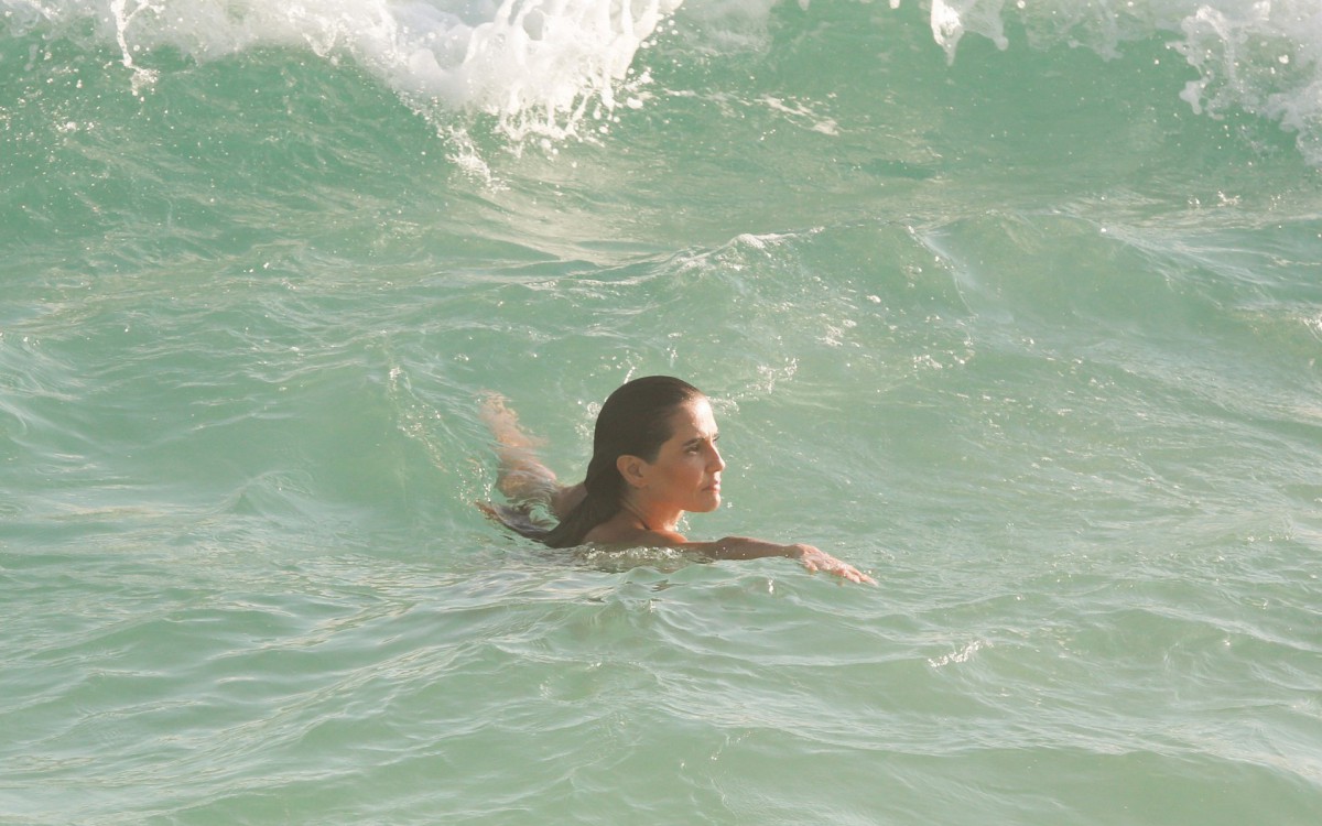 Deborah Secco curte dia de sol em praia da Barra da Tijuca
