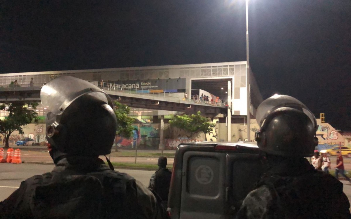 Equipes atuaram para dispersar um grupo que estava arremessando objetos do alto da rampa de acesso &agrave; esta&ccedil;&atilde;o do Maracan&atilde;