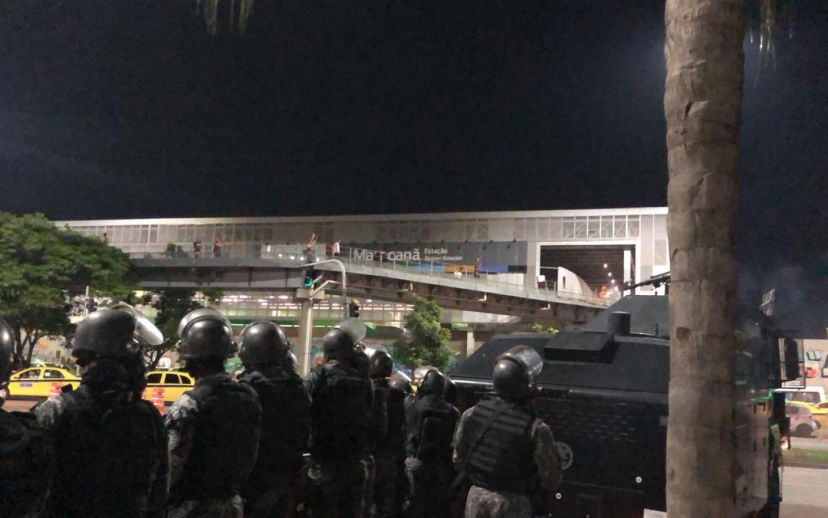 Ao fim da partida, PMs ainda precisaram dispersar grupo que provocou tumulto na rampa da UERJ
