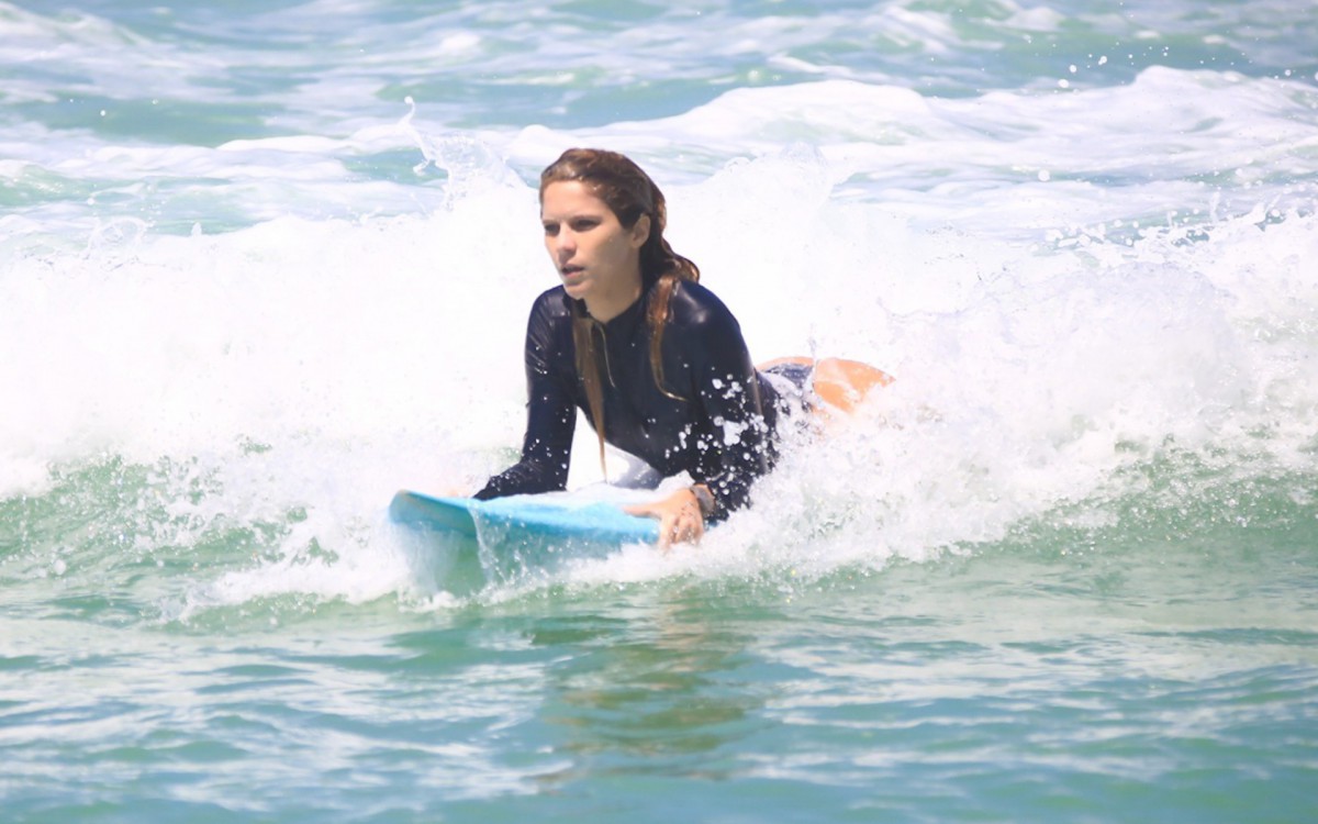 Isabella Santoni curte dia de surfe na praia da Barra da Tijuca