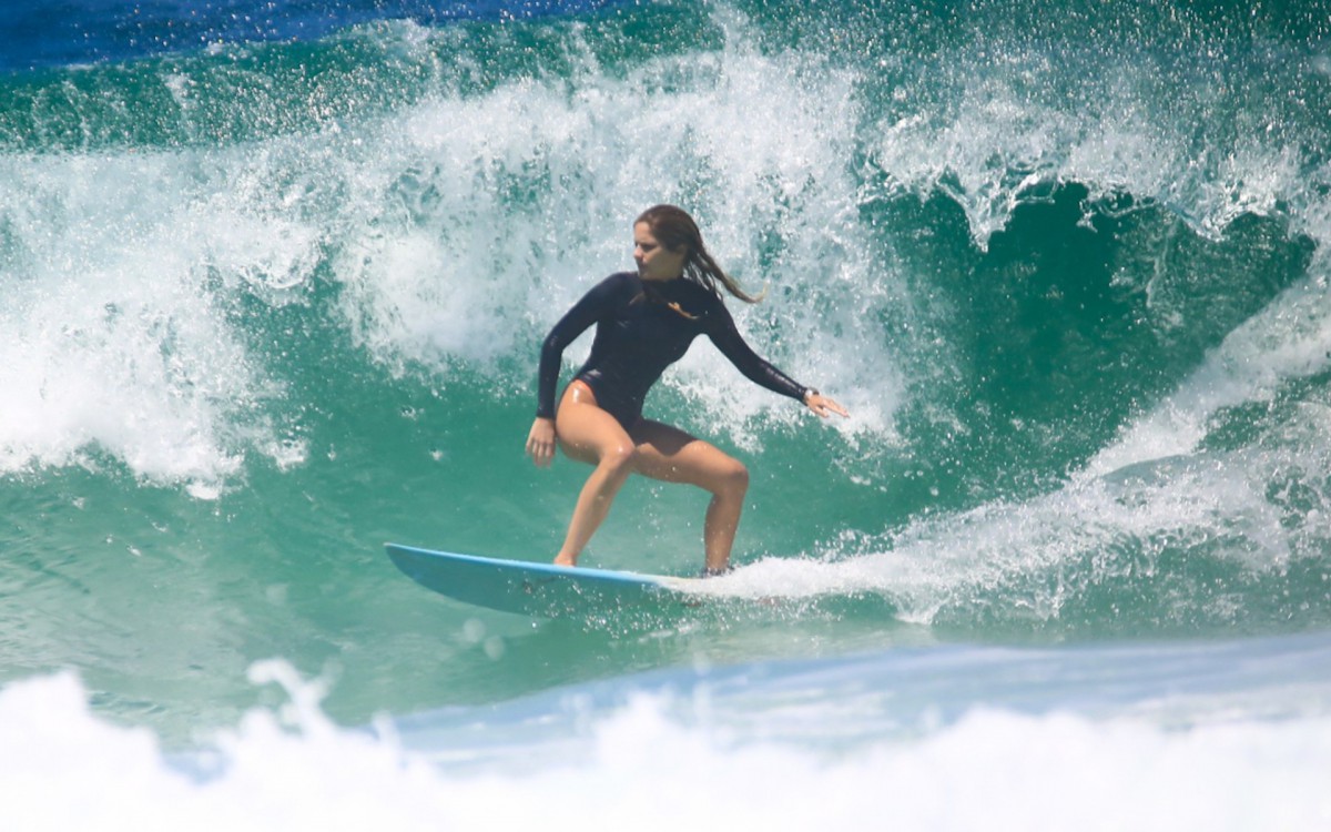 Isabella Santoni curte dia de surfe na praia da Barra da Tijuca