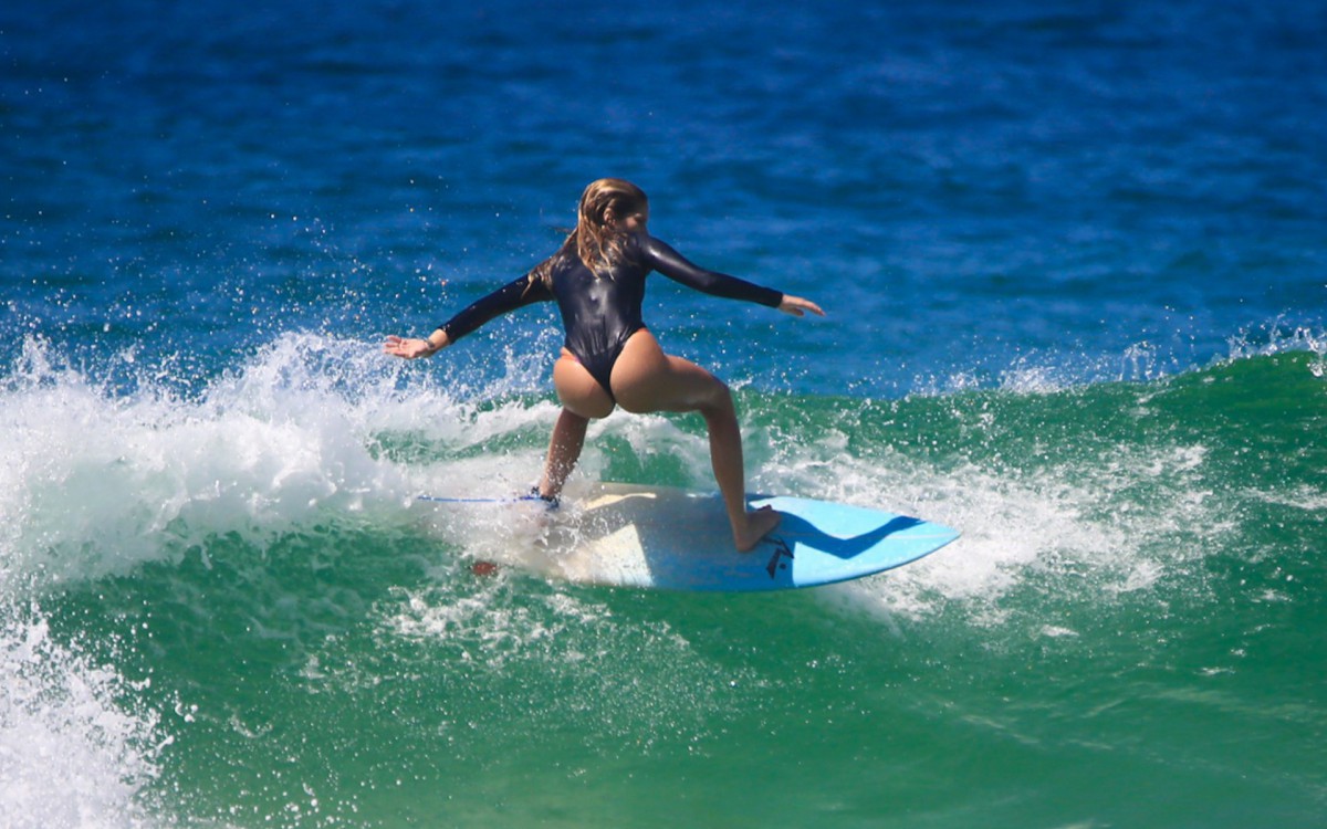 Isabella Santoni curte dia de surfe na praia da Barra da Tijuca