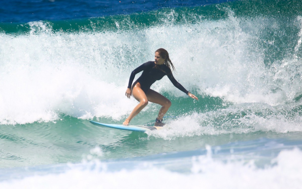 Isabella Santoni curte dia de surfe na praia da Barra da Tijuca