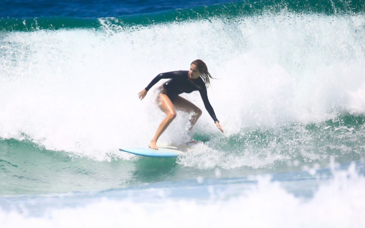 Isabella Santoni curte dia de surfe na praia da Barra da Tijuca - Fabricio Pioyani / AgNews